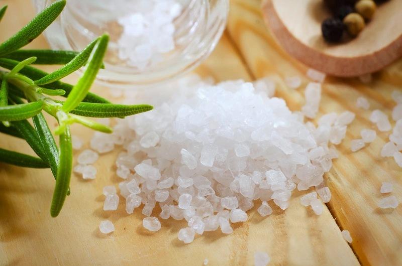 So sánh hình ảnh da trước và sau khi tẩy da chết vật lý giúp da sáng mịn hơn